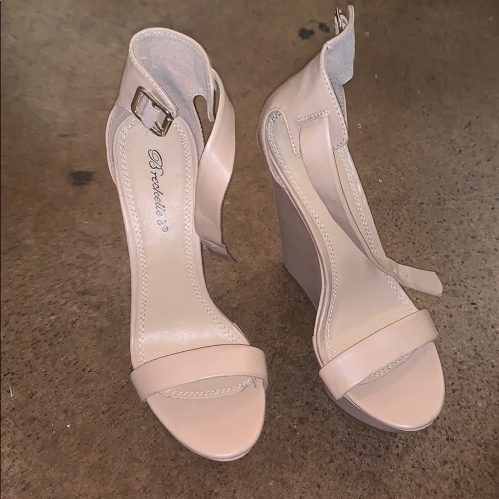 Nude Wedges